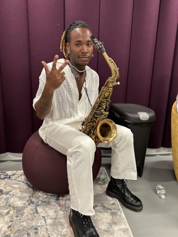 Riff sax player